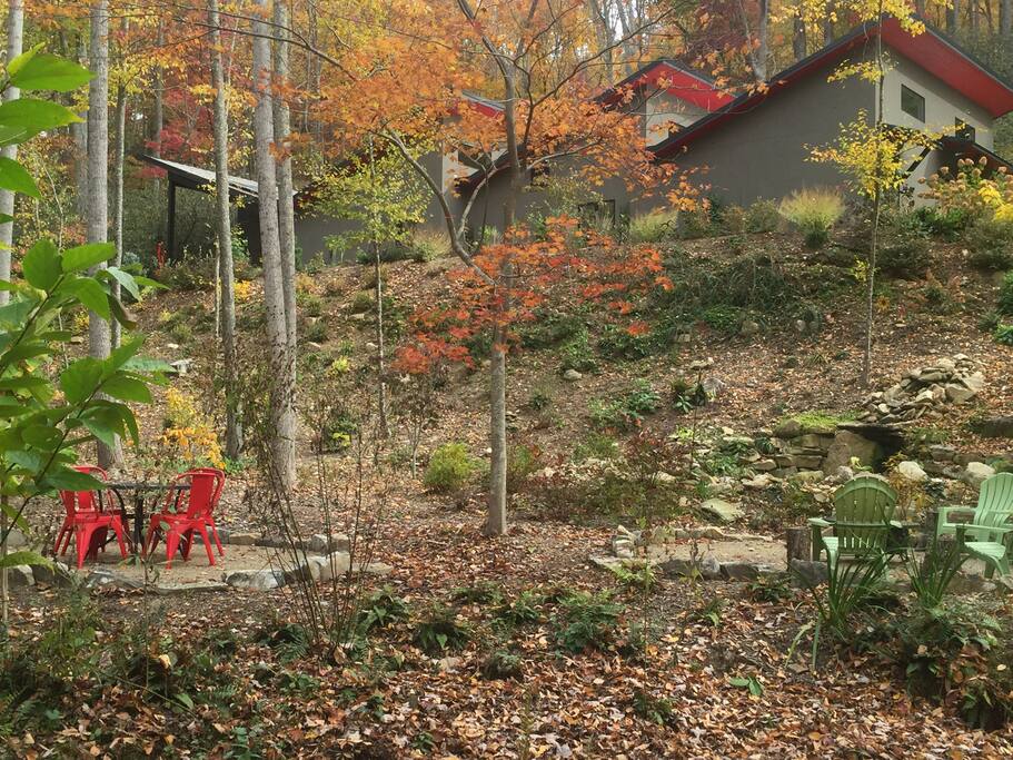 Breakfast by the creek, fire pit for a casual evening at home