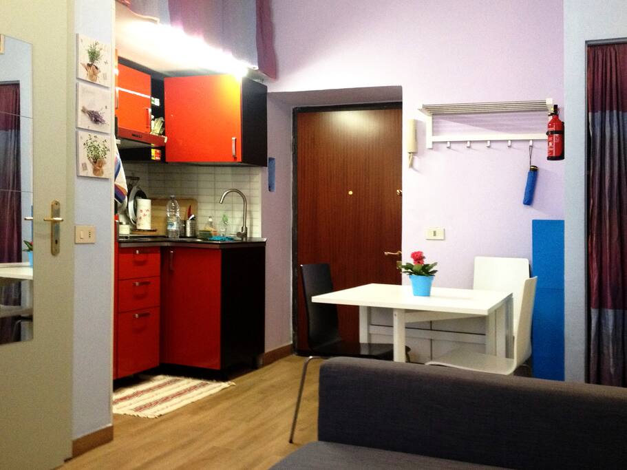 Veduta della cucina con tavolo da pranzo