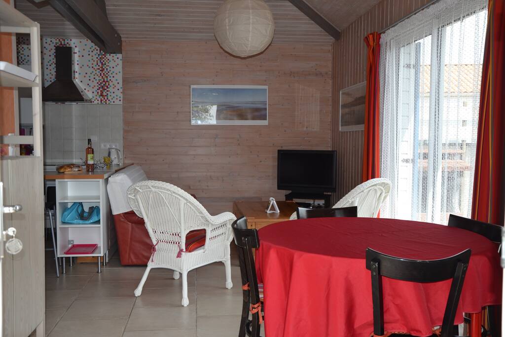 salon, salle à manger avec accès sur la terrasse couverte