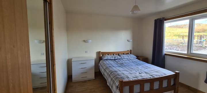 Dormitorio 1, cama doble con cómoda y armario corredizo. 