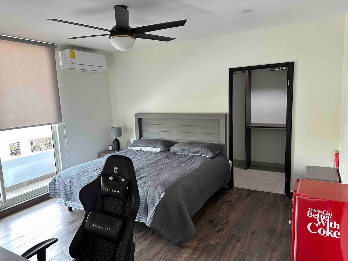 Sekundarna spavaća soba s pogledom na ulicu, ima bračni krevet i pisca za rad, možete pristupiti terasi iz sobe i imati vlastiti ormar 