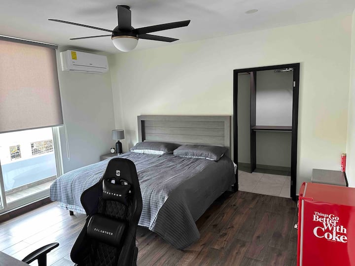 Მეორადი საძინებელი ქუჩის ხედით, აქვს დიდი საწოლი და მწერალი სამუშაოდ, შეგიძლიათ შეხვიდეთ ტერასაზე ოთახიდან და აქვს საკუთარი კარადა 