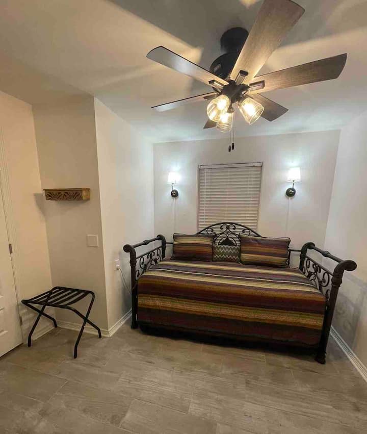 غرفة النوم الثانية بسرير نهاري جميل مزدوج الحجم وسريرين مزدوجين مزينين بمصباحين ليليين جداريين يوفران الكثير من الإضاءة الإضافية. كما تم توفير عربة الأمتعة لتسهيل الحصول عليه.