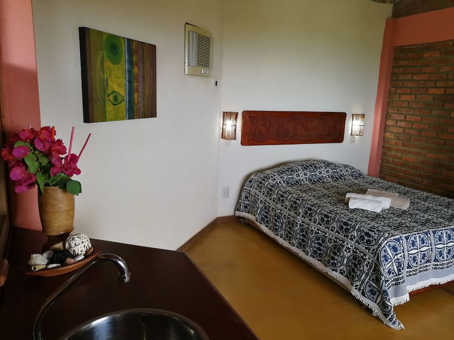 Private suite equipped with fan or air conditioning, balcony with sea and river view.
Suíte privativa equipada com ventilador ou ar condicionado, varanda com vista para o mar e Rio de Contas.