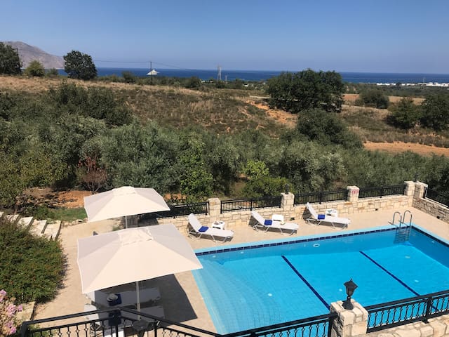 Magnifique villa en Crète avec piscine vue mer