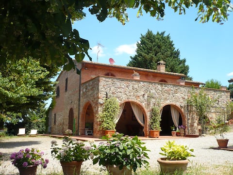 Panoramic farmvilla in Tuscany (9p)
