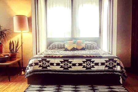 Crossroads/Westside 2bdRetro Private Skyline View