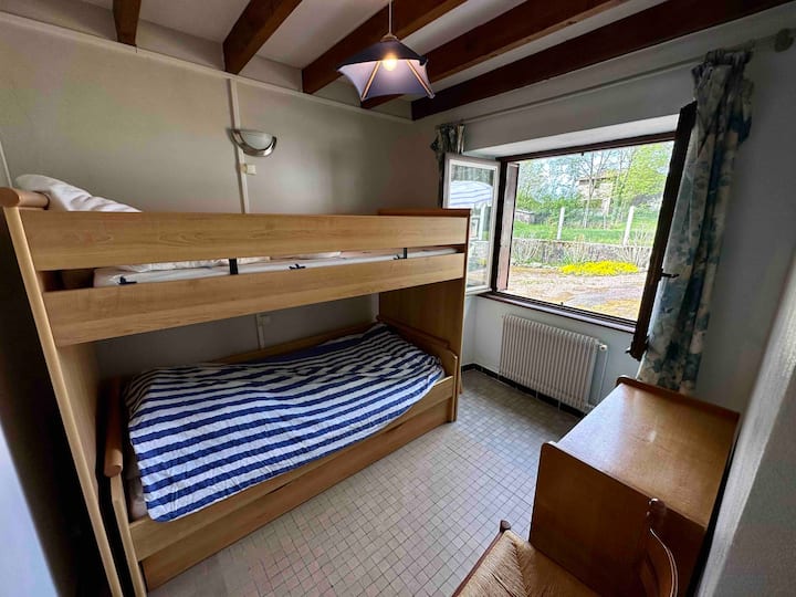 غرفة نوم الأطفال. سرير بطابقين + سرير درج. "ترتيبات النوم.