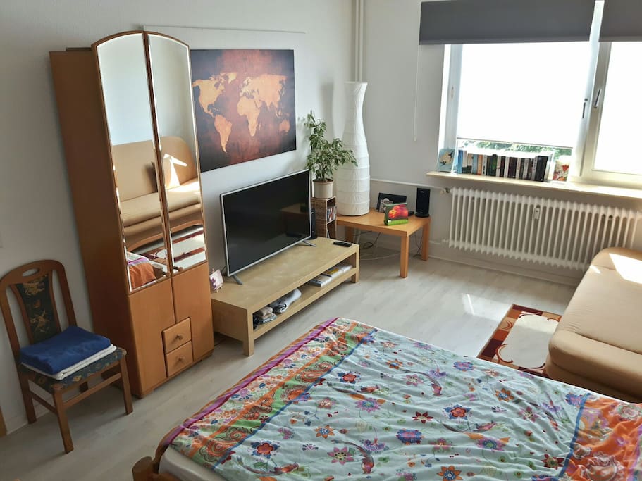 Das Zimmer mit Kleiderschrank, Fernseher und Stereoanlage