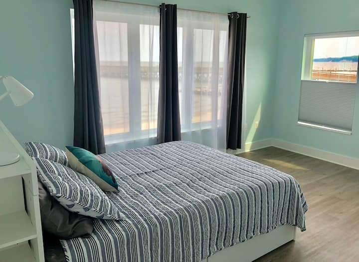 Chumba cha kulala 4 - Mtazamo wa safu ya mbele kwenye ghuba. Bafu la kujitegemea lenye bomba la mvua na beseni la kuogea.