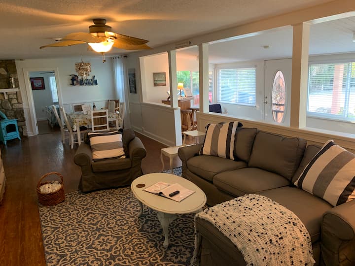 Vilano Charmer, Capo’s Cottage, 1/2 Block To Beach - Vilano Beach, FL