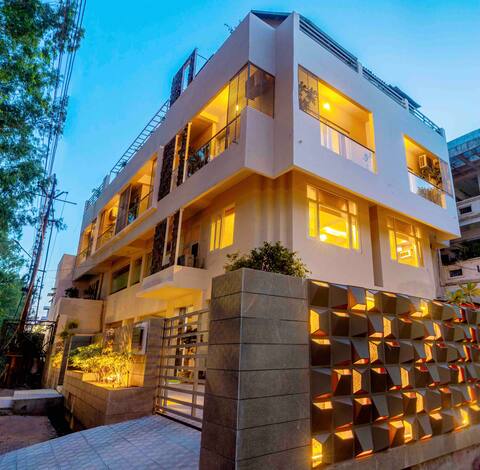 Luxe 9BHK Villa w/AC Lounge & Terrace in GomtiNgr