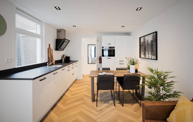 City Center Amsterdam Luxe King Apartment > 80 m3 gallery image 3