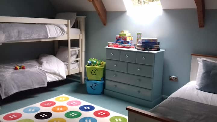 غرفة نوم ثانية واسعة مع إضاءة سقف كبيرة وأسرّة بطابقين وسرير فردي وخزانة ملابس وصندوق أدراج والكثير من ألعاب الأطفال وألعابهم... بما في ذلك مجموعة قطار "توماس ذا تانك "!! 