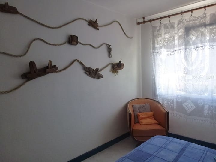 dormitorio 1 : 1 cama doble, 1 armario (+ cuna si es necesario) decoración de madera flotante