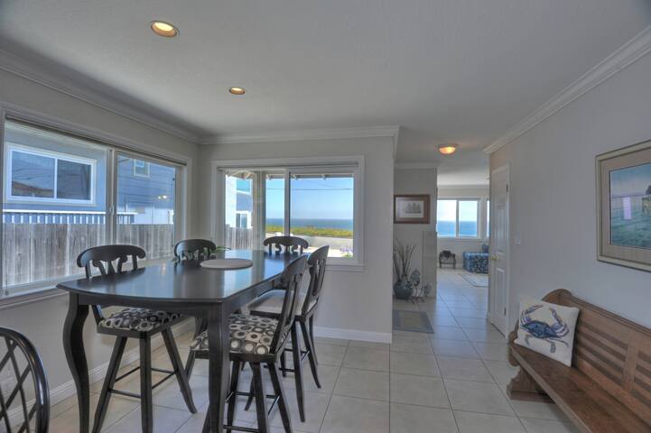 Ocean Front Family House on West Cliff Dr gallery image 4