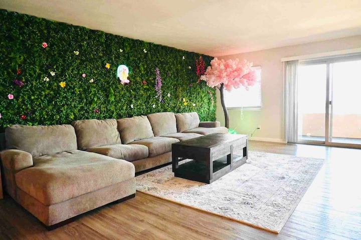 เซสชั่นชมพระอาทิตย์ตกและคืนดูหนัง: ห้องนั่งเล่นนี้เป็นสวรรค์ของคุณสำหรับการพักผ่อน ผ่อนคลายไปกับวิวทะเลที่น่าทึ่งเพลิดเพลินกับคืนดูหนังบนโซฟาสบายๆหรือดื่มด่ำกับบรรยากาศยามพระอาทิตย์ตกดิน # CoastalLiving # PerfectGetaway