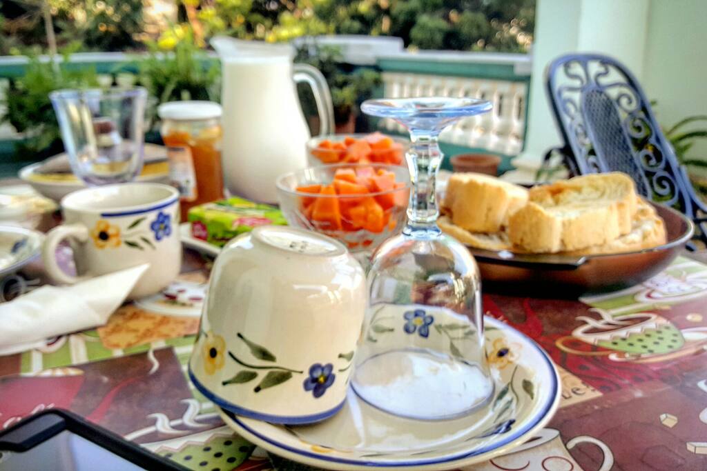 desayuno en el balcon