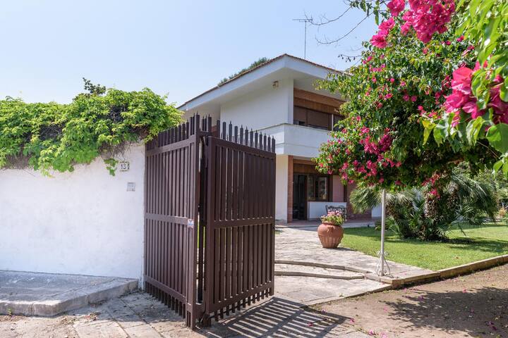 Villa con piscina vicino al mare gallery image 3