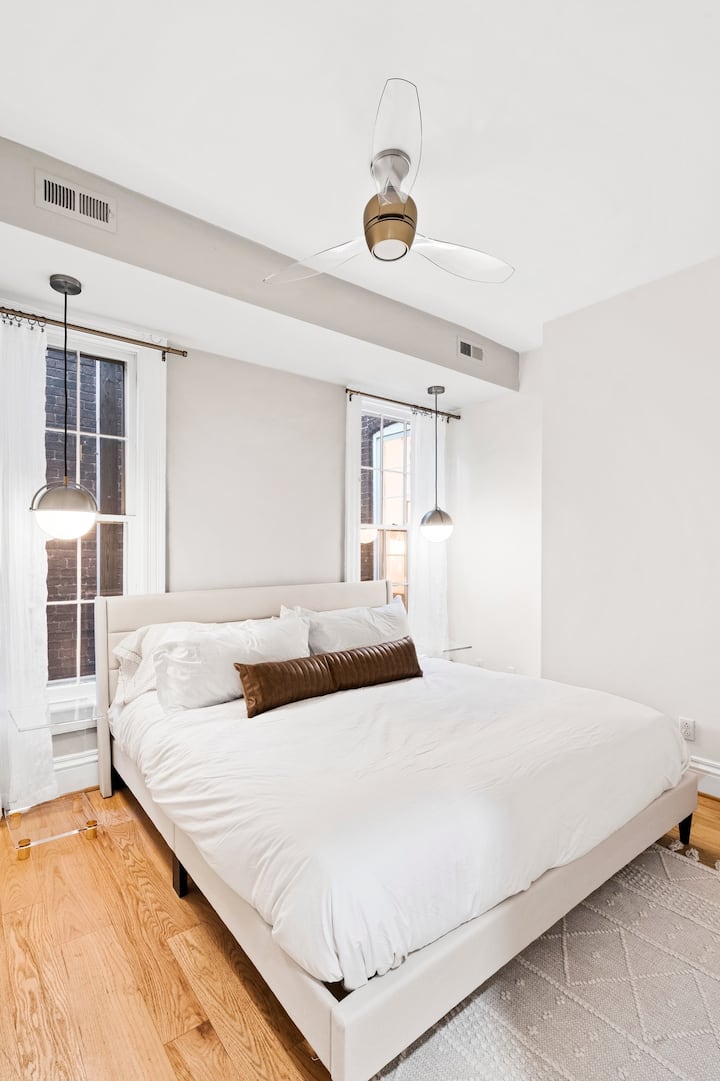 Dormitorio tamaño king adicional.