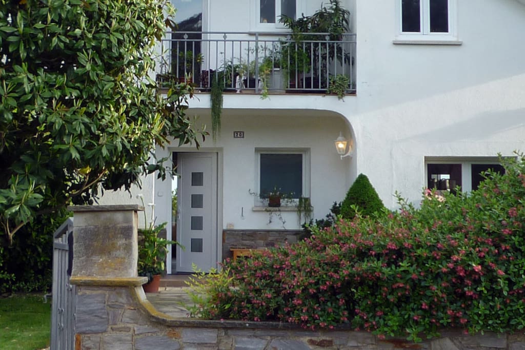 entrada casa desde el jardin