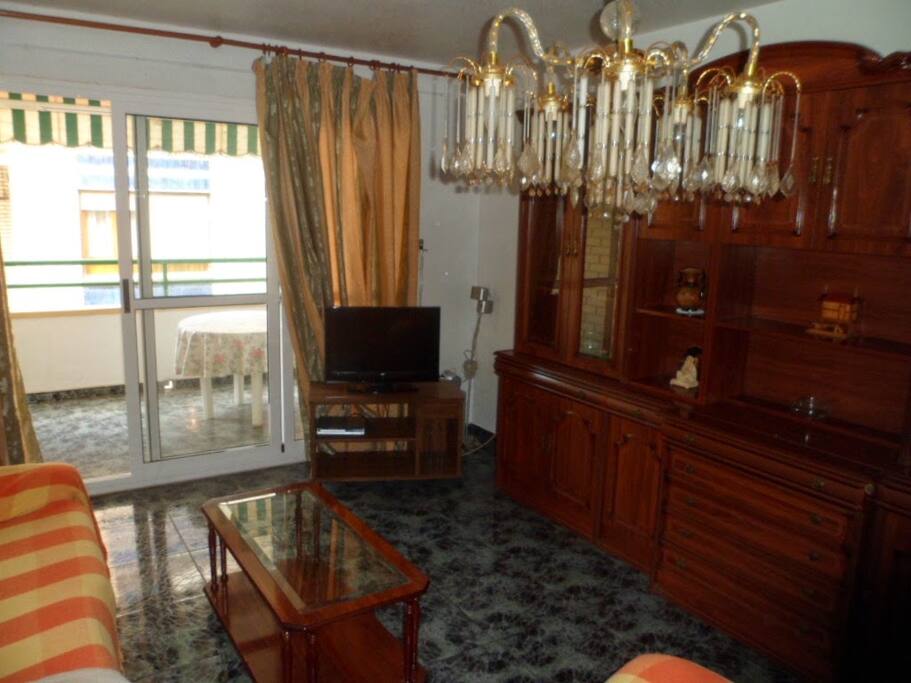 El salón comunica con el balcón.