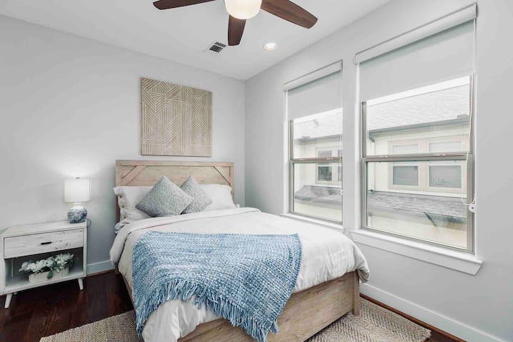 位于三楼的第二间卧室。舒适的双人床，带记忆泡沫床垫 