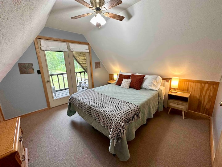 Bedroom 1, private balcony, 1 queen bed