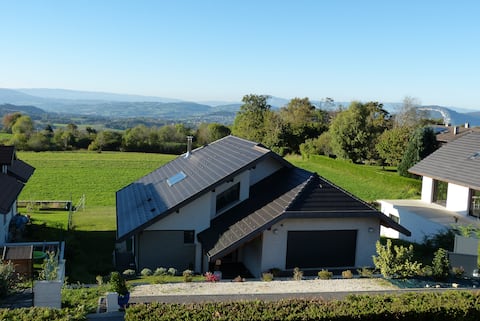 Annecy between lake and ski resort