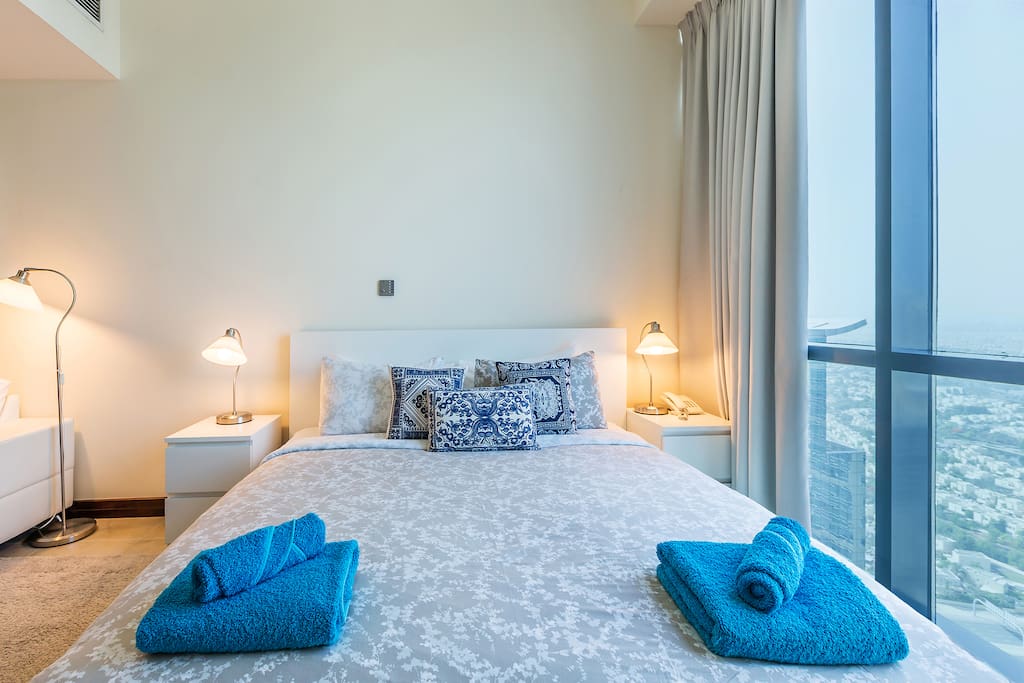 Comfortable king size bed with majestic lake and city view up from the 40th floor.