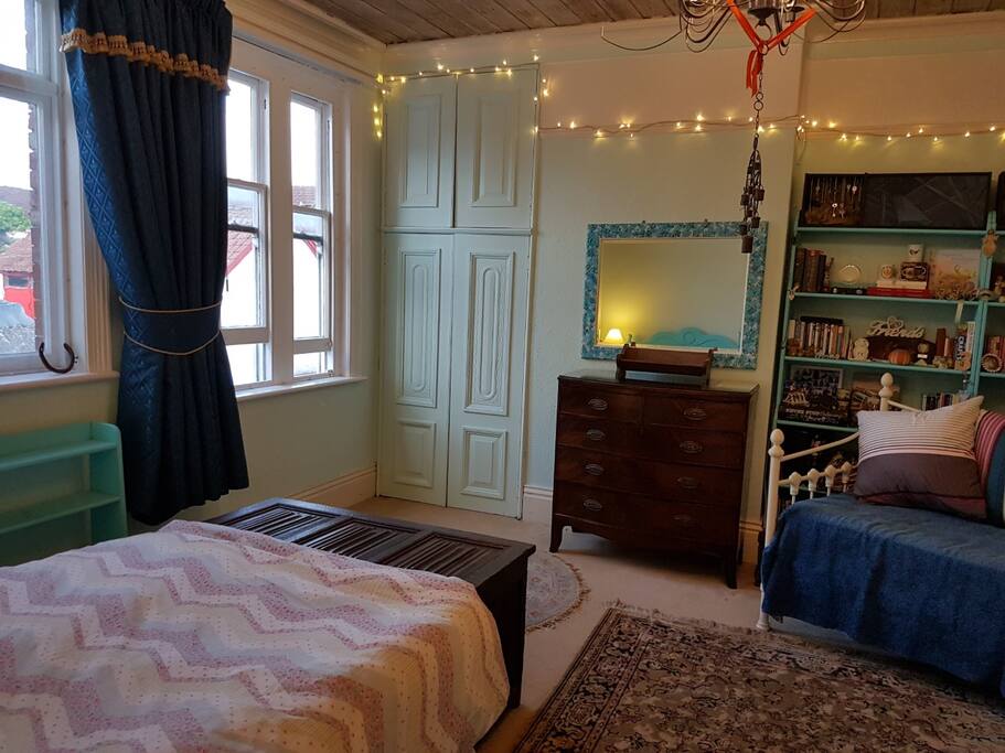 Lovely large room with day bed/sofa