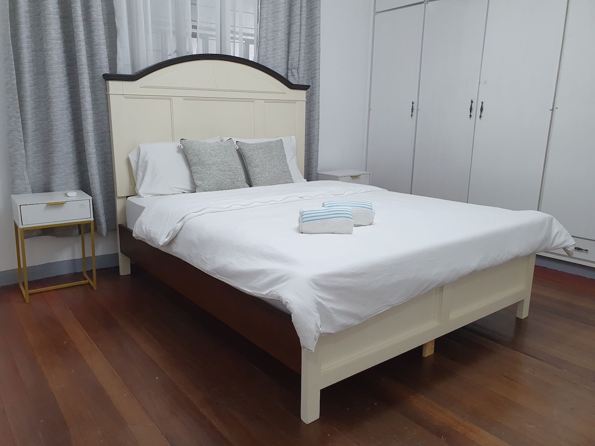 Master 's Bedroom Queen bed