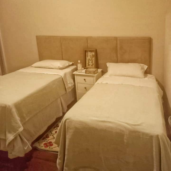 Chumba chenye vitanda viwili na kiyoyozi 