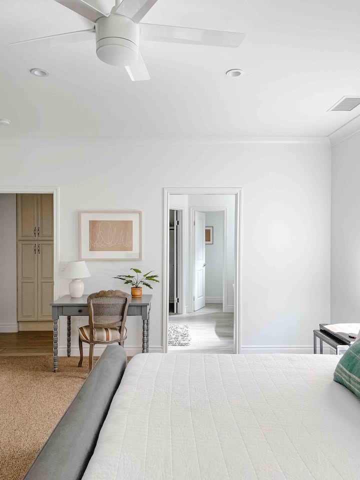 Besoin de travailler pendant votre séjour ? C'est facile, avec ce bureau parfait pour passer un ou deux appels Zoom ! (L'un des deux bureaux de la maison).