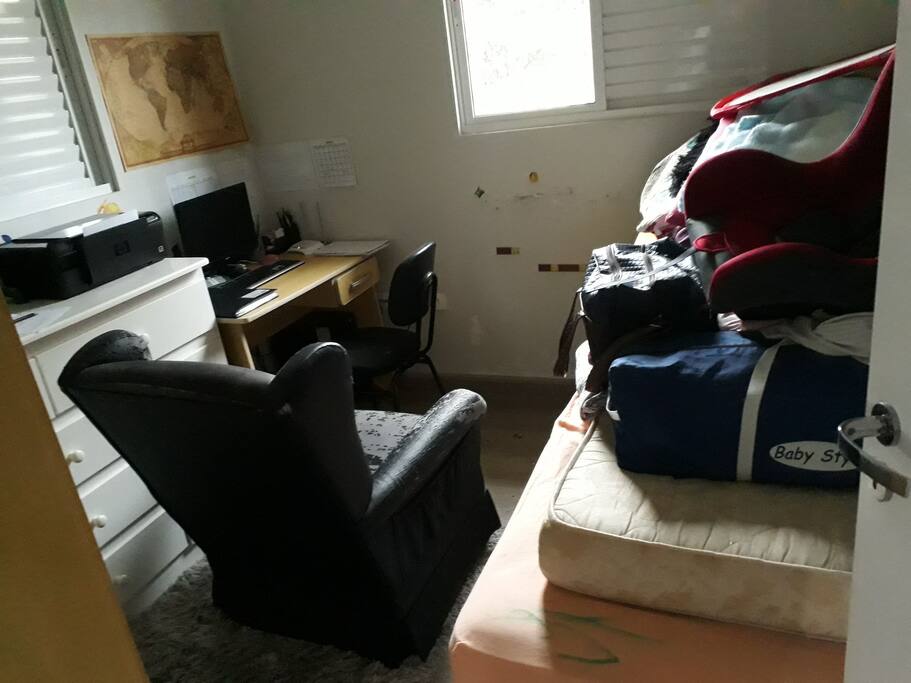 Este é o quarto, eu sei , parece bagunçado , mas quando você vier vai estar bem limpinho e arrumado , estou fazendo faxina e logo atualizo a foto. O que importa é que tem 1 armário livre , uma escrivaninha com computador e impressora caso precisem e 1 bi cama de viuvo (maior que de solteiro, menor que de casal )