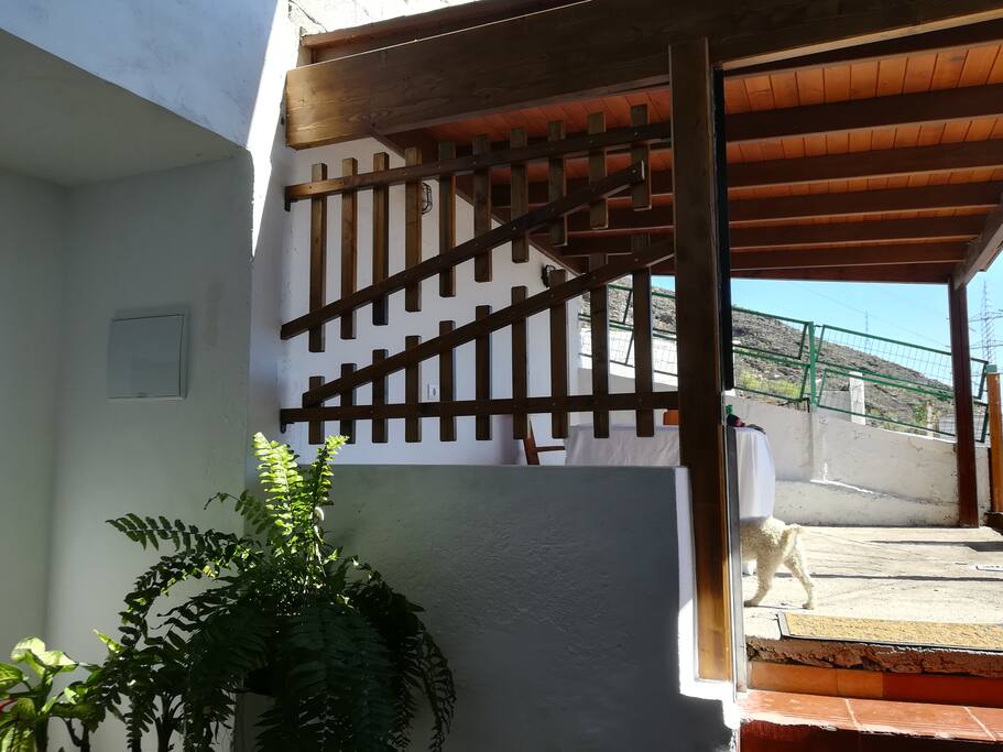 puerta de entrada y terraza