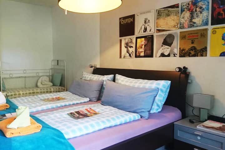Habitación 3
camas dobles 2x2 m
con baño propio
vista al jardín
Cama adicional ajustable
en la habitación para 
cuna de viaje para niños

