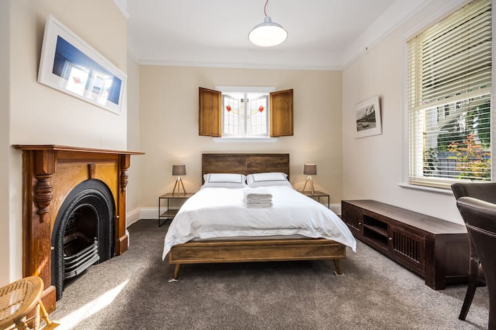 A gorgeous room..close to the city! WiFi & parking