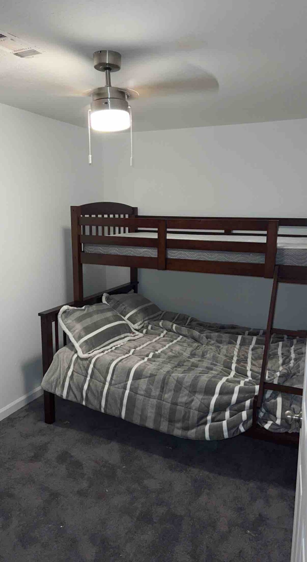 Chumba cha kulala #2 kitanda cha ghorofa (kimejaa chini na mapacha juu)