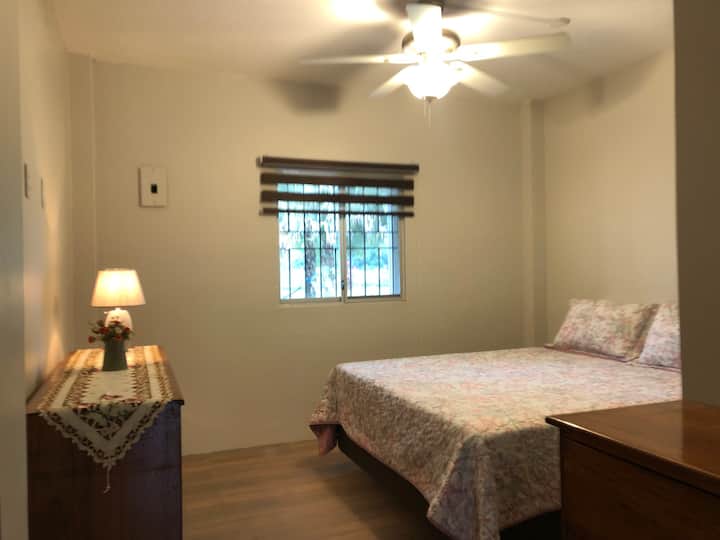 חדר שינה נגיש עם 2 ‏-1/2 מיטות שינה. 