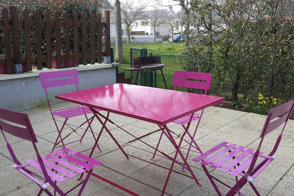 Terrasse de 25 M2 avec salon de jardin et barbecue