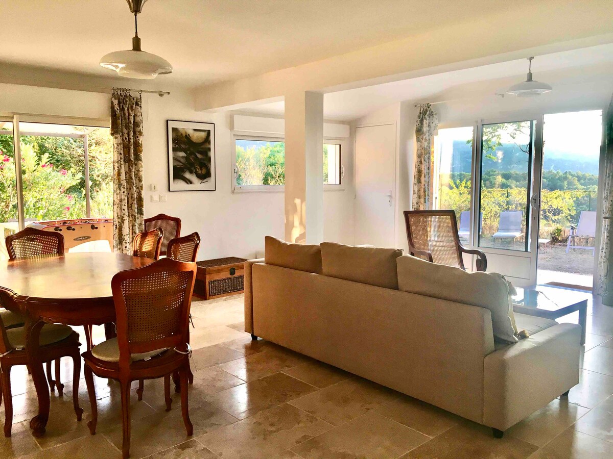 Estancia-salón, con sus grandes ventanales para admirar las vistas y disfrutar de la terraza a pie. Es agradable también en invierno con su estufa de chimenea, para un ambiente cálido después de una caminata o un partido de golf.