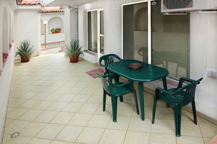 Quiet&clean Art Studio 60m2 + Garden -Ground Floor - Plovdiv