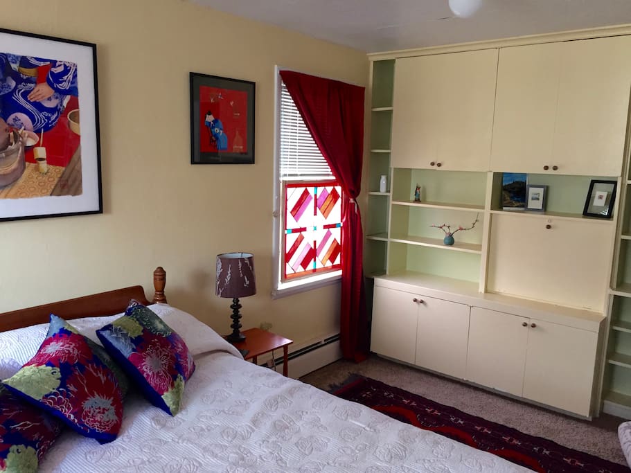 More of guest bedroom.