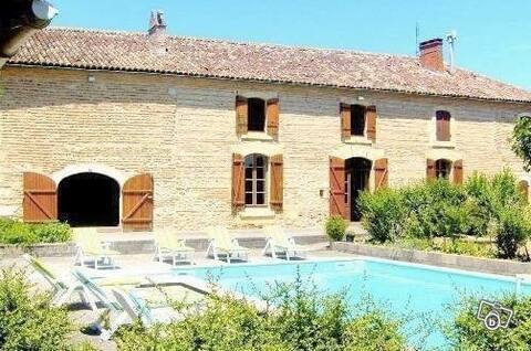 VAST GROUP COTTAGE