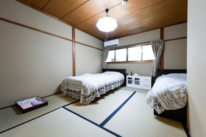 2階の大きな部屋。　ツインルーム。
こちらはシングルサイズの畳のベッドです。
畳の上に布団を直接置いておくことで、日本人は眠りにつきます。
骨のための非常に健康的なベッドであると言われています。