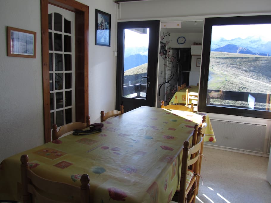 Photo de la cuisine avec balcon orienté plein sud et vue imprenable sur la chaîne des pyrénées.