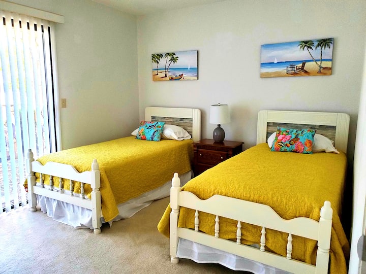 ห้องนอนที่ 3 เตียงแฝด 2 เตียงตู้เสื้อผ้าแบบวอล์คอิน 