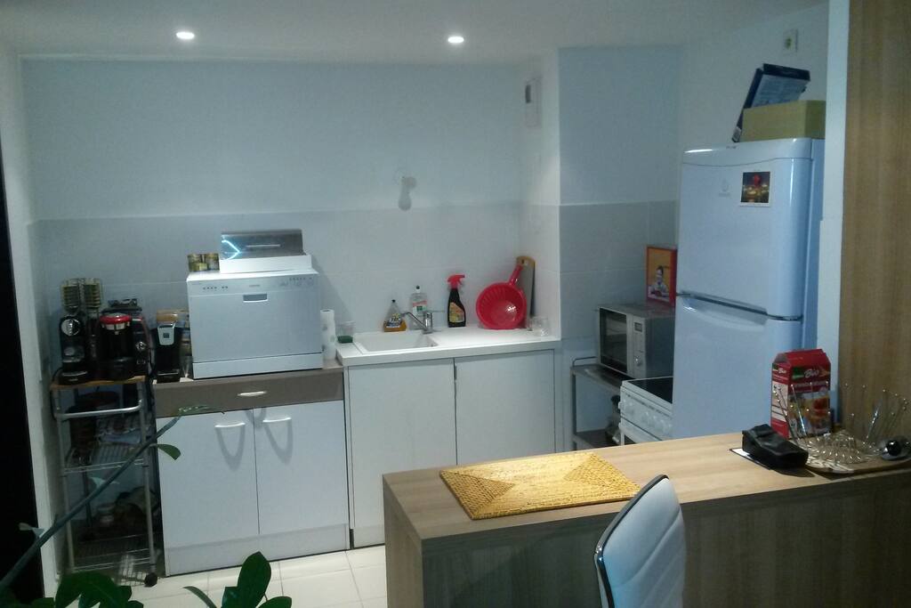 Coin cuisine US avec tout l'équipement nécessaire (micro ondes, cafetières, four, lave-vaisselle, frigo...)