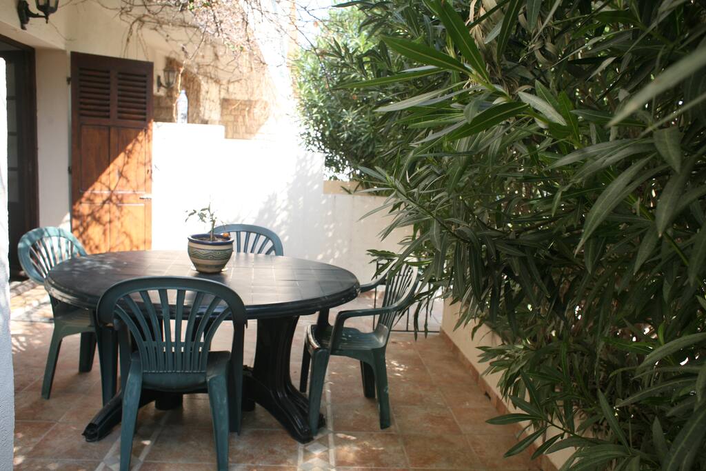 Terrasse côté sud protégée par des lauriers